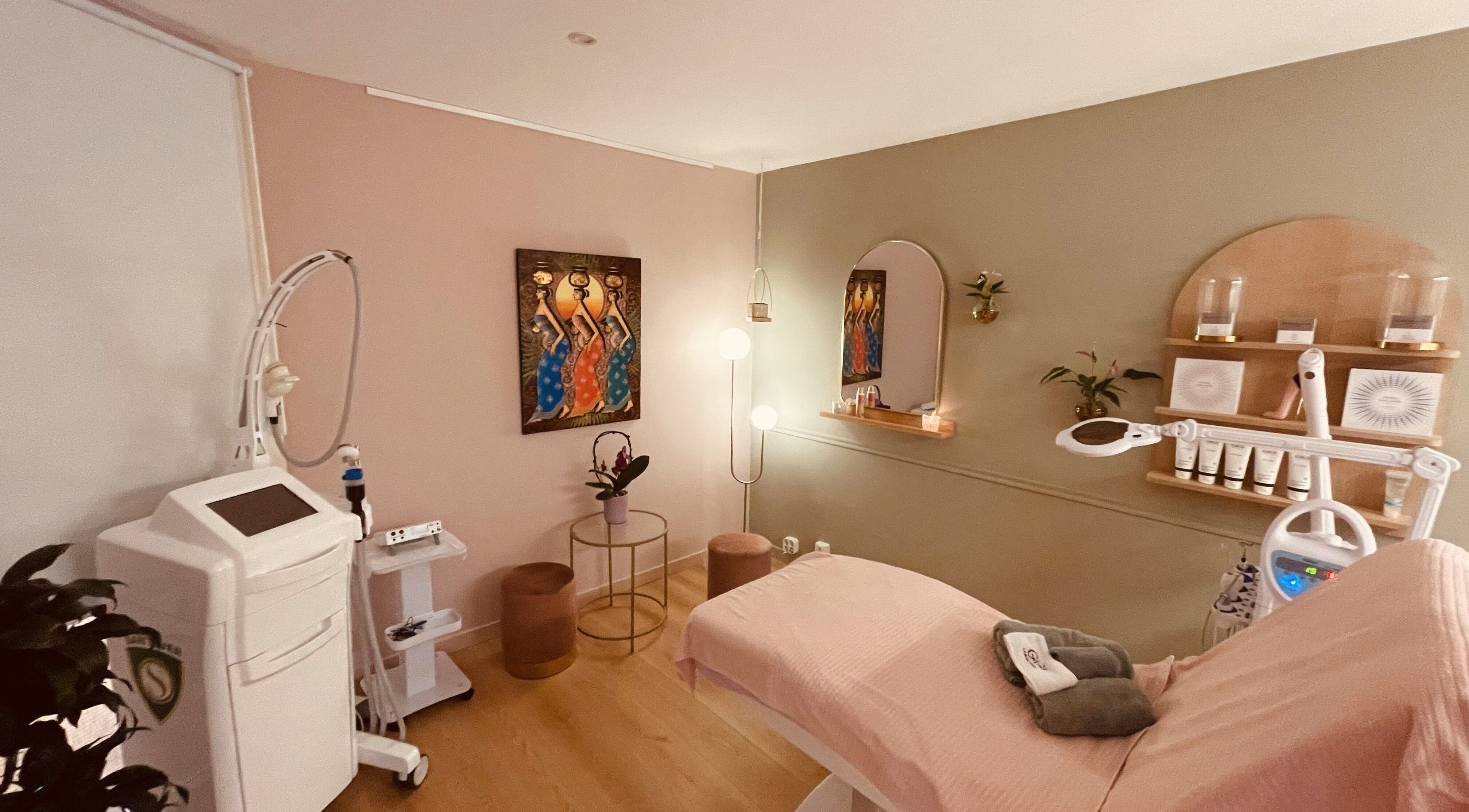 Relaxing treatment room at Salon Venus Wassenaar, Wassenaar, Zuid-holland, NL with modern equipment and decor.