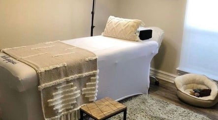 Salle de soin paisible au Glow Era by Nawelle, Toulon, Provence-alpes-côte D'azur, FR, avec table de massage.