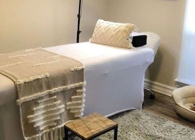 Table de massage à Glow Era by Nawelle, Toulon, Provence-alpes-côte D'azur, FR, idéale pour détente.