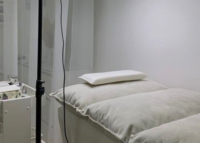 Salle de soins moderne à Glow Era by Nawelle, Toulon, Provence-alpes-côte D'azur, FR. Ambiance paisible et élégante.
