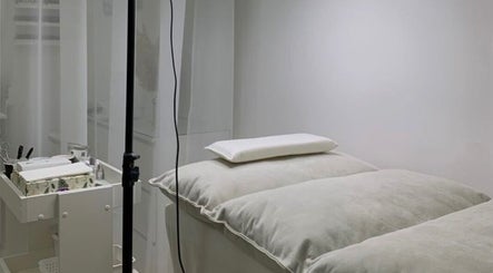 Salle de soins moderne à Glow Era by Nawelle, Toulon, Provence-alpes-côte D'azur, FR. Ambiance paisible et élégante.