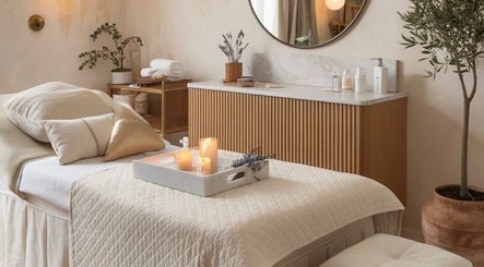 Salle de traitement à Glow Era by Nawelle, Toulon, Provence-alpes-côte D'azur, FR. Ambiance zen et élégante.