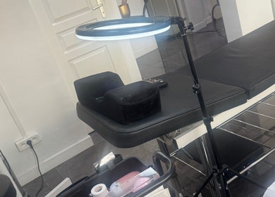 Table de traitement moderne chez Glow Era by Nawelle à Toulon, Provence-alpes-côte D'azur, FR.