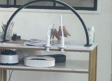 Table de beauté moderne à Glow Era by Nawelle, Toulon, Provence-alpes-côte D'azur, FR avec outils esthétiques.