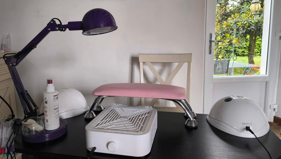 Table de travail de manucure chez Sublim'onglesetregard, Scillé, Nouvelle-Aquitaine, FR avec lampe violette.