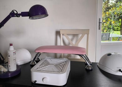 Table de travail de manucure chez Sublim'onglesetregard, Scillé, Nouvelle-Aquitaine, FR avec lampe violette.