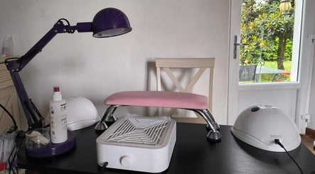 Table de travail de manucure chez Sublim'onglesetregard, Scillé, Nouvelle-Aquitaine, FR avec lampe violette.