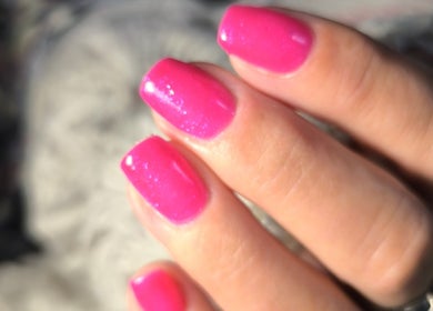Manucure fuchsia éclatante chez Sublim'onglesetregard, Scillé, Nouvelle-aquitaine, FR, pour un look vibrant.