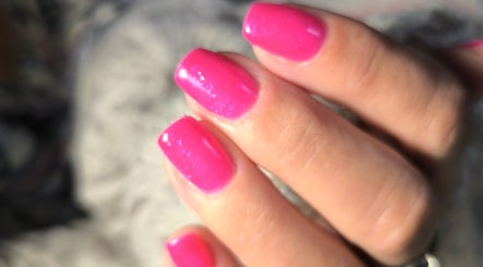 Manucure fuchsia éclatante chez Sublim'onglesetregard, Scillé, Nouvelle-aquitaine, FR, pour un look vibrant.