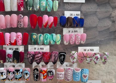 Échantillons créatifs de nail art chez Sublim'onglesetregard à Scillé, Nouvelle-Aquitaine, FR.