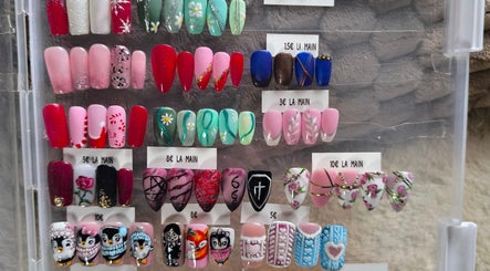Échantillons créatifs de nail art chez Sublim'onglesetregard à Scillé, Nouvelle-Aquitaine, FR.