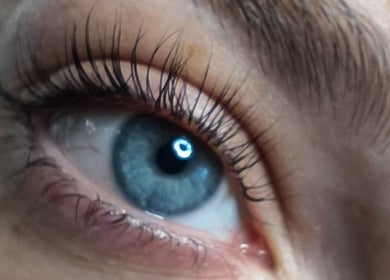Zoom sur un œil avec cils soignés chez Sublim'onglesetregard à Scillé, Nouvelle-aquitaine, FR.
