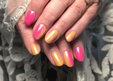 Manucure élégante avec vernis rose et pêche chez Sublim'onglesetregard à Scillé, Nouvelle-aquitaine, FR.