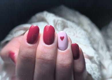 Manucure élégante à Sublim'onglesetregard, Scillé, Nouvelle-aquitaine, FR avec un cœur sur un ongle.