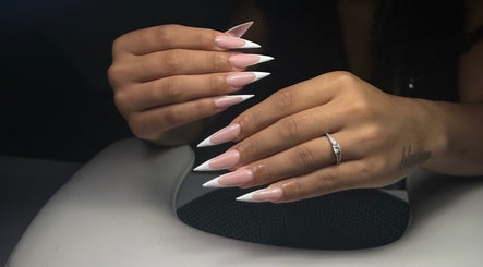 Nail art élégant à Gnaail.s, Sartrouville, Île-de-France, FR, mettant en valeur des ongles pointus et polis.