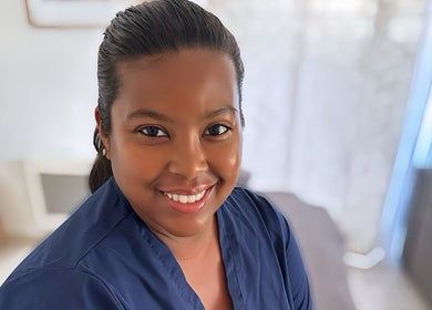 Professionnelle souriante de Nionja Massage à Morsang-sur-Orge, Île-de-France. Sérénité et expertise.