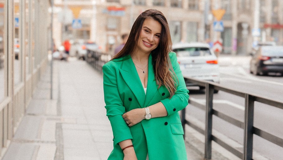 Osoba na ulicy w Wrocławiu, nosząca zieloną marynarkę. Tatiana Kozłowski, Wrocław, Woj. Dolnośląskie, PL.