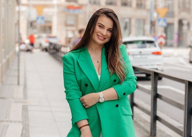 Osoba na ulicy w Wrocławiu, nosząca zieloną marynarkę. Tatiana Kozłowski, Wrocław, Woj. Dolnośląskie, PL.