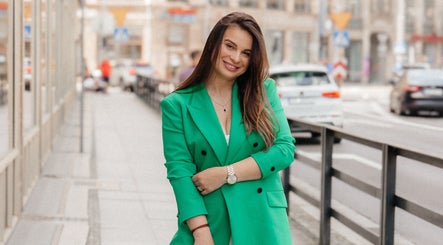Osoba na ulicy w Wrocławiu, nosząca zieloną marynarkę. Tatiana Kozłowski, Wrocław, Woj. Dolnośląskie, PL.