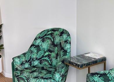 Stylowy salon z tropikalnymi fotelami u Tatiany Kozłowski w Wrocław, Województwo Dolnośląskie, PL.