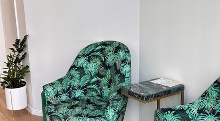 Stylowy salon z tropikalnymi fotelami u Tatiany Kozłowski w Wrocław, Województwo Dolnośląskie, PL.