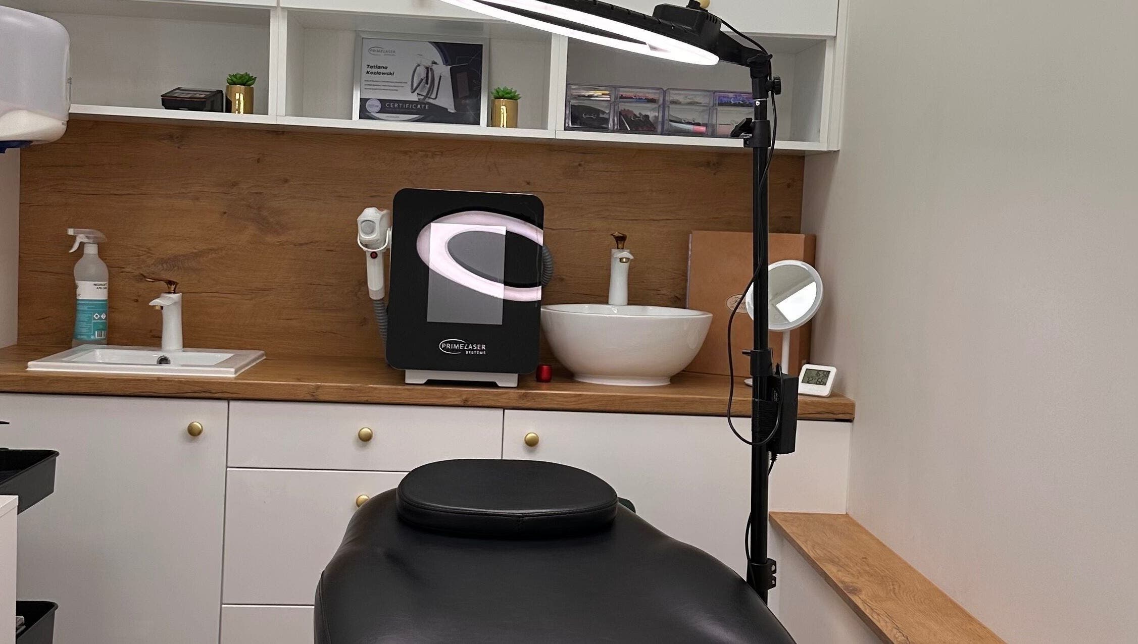 Nowoczesne wnętrze Tatiana Kozłowski, Wrocław, Województwo Dolnośląskie, PL, z profesjonalnym laserem.