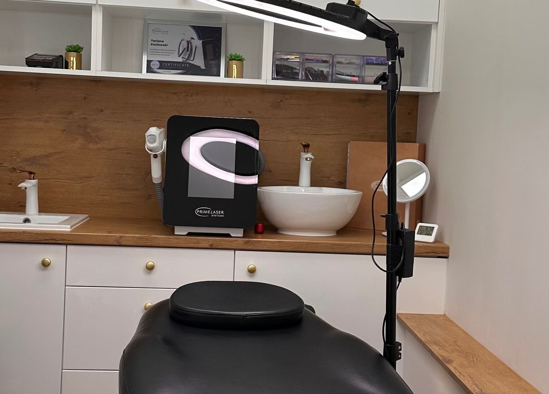 Nowoczesne wnętrze Tatiana Kozłowski, Wrocław, Województwo Dolnośląskie, PL, z profesjonalnym laserem.