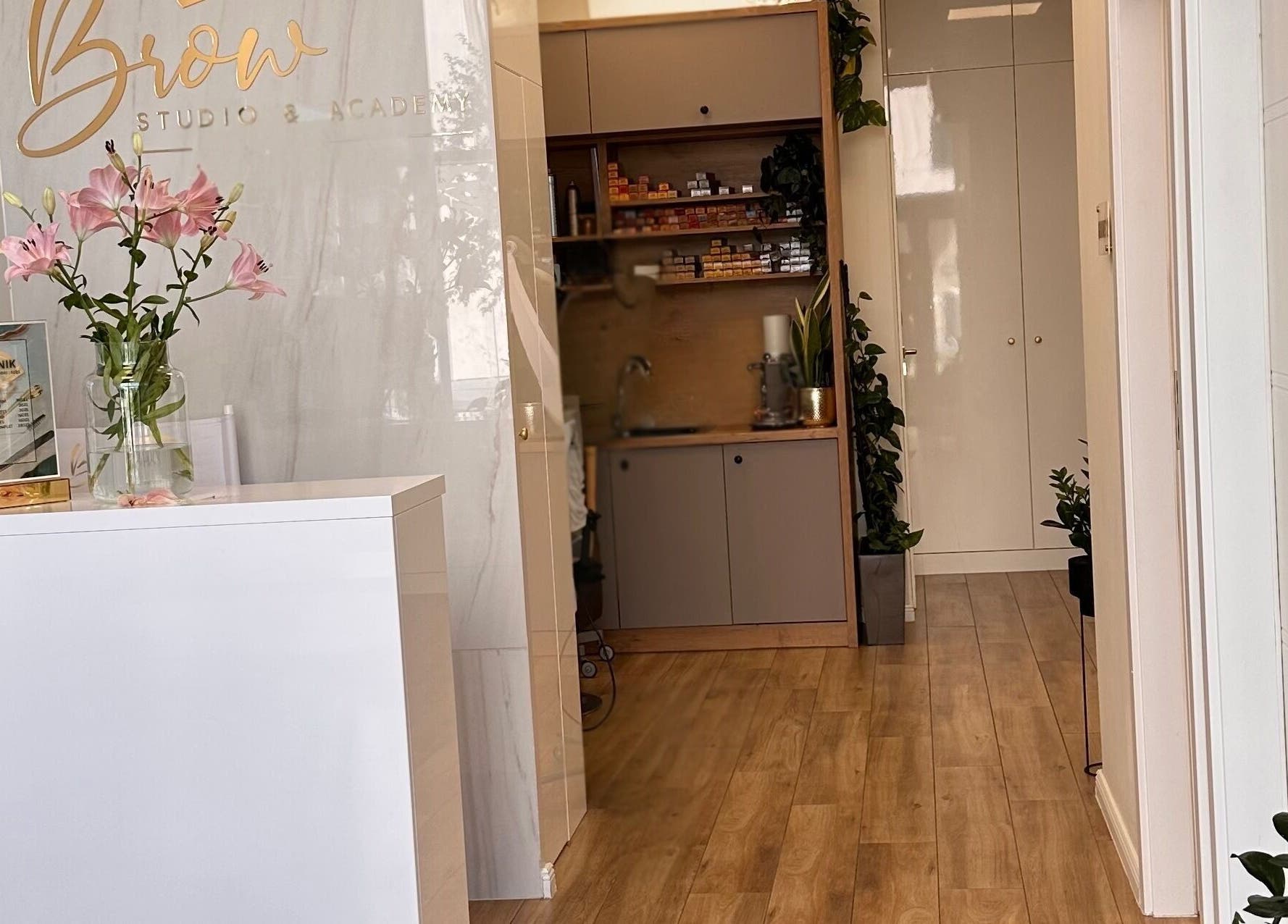 Recepcja Tatiana Kozłowski w Wrocław, Województwo Dolnośląskie, PL z eleganckim wystrojem i kwiatami.