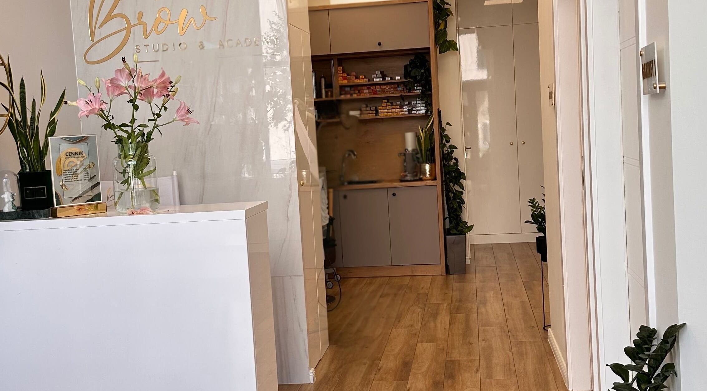 Recepcja Tatiana Kozłowski w Wrocław, Województwo Dolnośląskie, PL z eleganckim wystrojem i kwiatami.