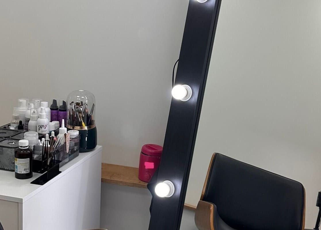 Elegancki kącik makijażu w Tatiana Kozłowski, Wrocław, Województwo Dolnośląskie, PL z profesjonalnym wyposażeniem.