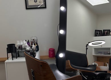 Salon Tatiana Kozłowski w Wrocław, Województwo Dolnośląskie z fotelem i lustrem do makijażu.
