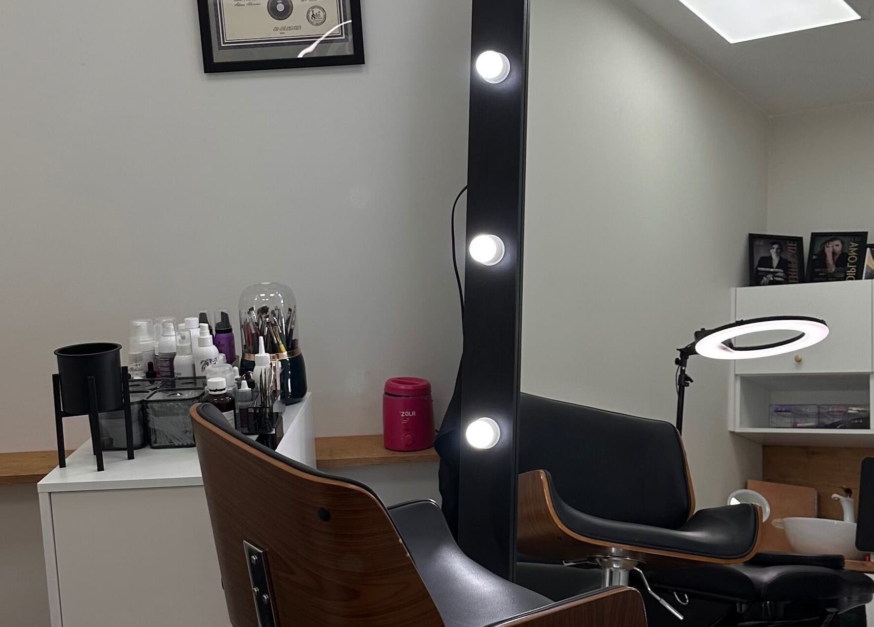 Salon Tatiana Kozłowski w Wrocław, Województwo Dolnośląskie z fotelem i lustrem do makijażu.