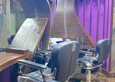 Elegant barber stations at Platinum Black Gents Salon, Dubai, AE with stylish décor and seating.