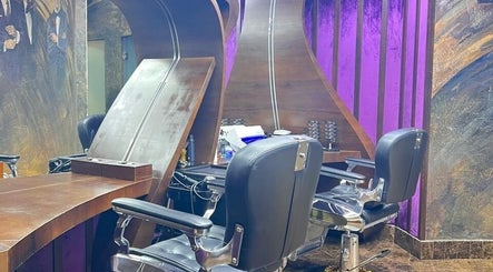 Elegant barber stations at Platinum Black Gents Salon, Dubai, AE with stylish décor and seating.