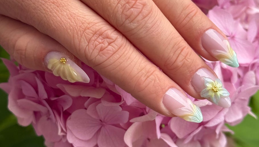 Nail art floral délicat à Beauty by Clém, Boult-sur-suippe, Grand Est, FR, sur fond de fleurs roses.