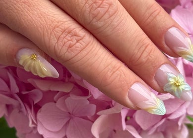 Nail art floral délicat à Beauty by Clém, Boult-sur-suippe, Grand Est, FR, sur fond de fleurs roses.