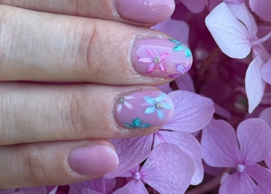 Nail art floral sur fond de fleurs roses à Beauty by Clém, Boult-sur-suippe, Grand Est, FR.