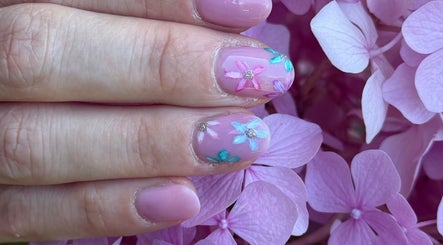 Nail art floral sur fond de fleurs roses à Beauty by Clém, Boult-sur-suippe, Grand Est, FR.