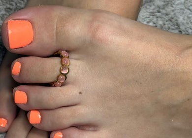 Pédicure corail éclatant avec anneau découpé chez Beauty by Clém à Boult-sur-suippe, Grand Est, FR.