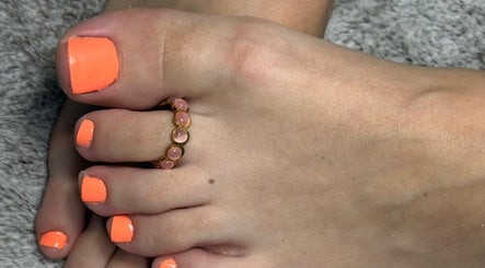 Pédicure corail éclatant avec anneau découpé chez Beauty by Clém à Boult-sur-suippe, Grand Est, FR.