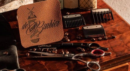 أدوات تقليم الشعر في Opra kapsalon، Driebergen-rijsenburg، Utrecht، NL على طاولة خشبية.