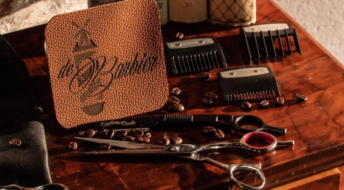 أدوات تقليم الشعر في Opra kapsalon، Driebergen-rijsenburg، Utrecht، NL على طاولة خشبية.