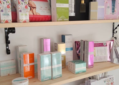 Exhibición de productos de cuidado facial en Victoria SkinCare, Aljaraque, Andalucía, ES.