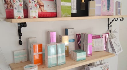 Exhibición de productos de cuidado facial en Victoria SkinCare, Aljaraque, Andalucía, ES.