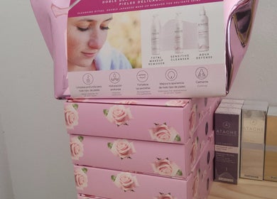 Productos de belleza en Victoria SkinCare, Aljaraque, Andalucía, ES. Caja rosada con rosas y cosméticos.