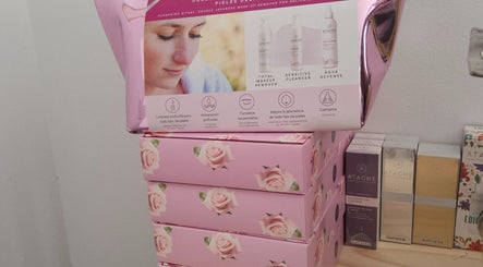 Productos de belleza en Victoria SkinCare, Aljaraque, Andalucía, ES. Caja rosada con rosas y cosméticos.