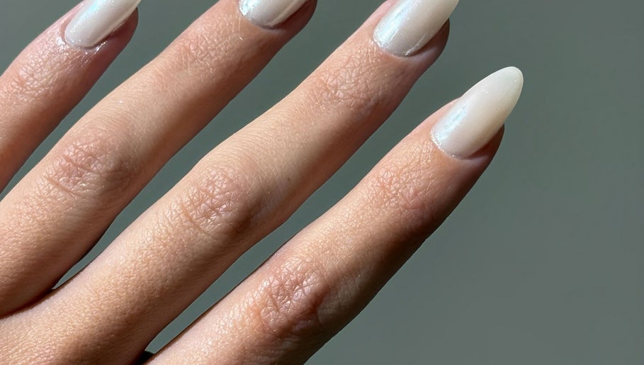 Manicura elegante en Club Bae, Las Condes, Región Metropolitana, CL destaca uñas pulidas.