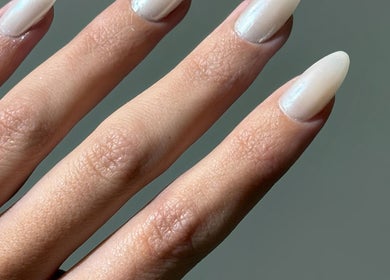 Manicura elegante en Club Bae, Las Condes, Región Metropolitana, CL destaca uñas pulidas.