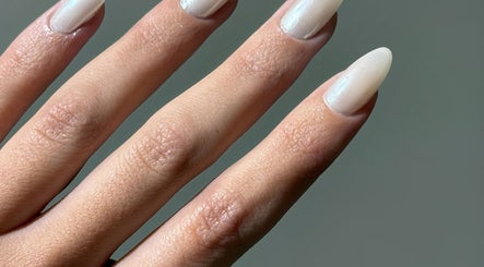Manicura elegante en Club Bae, Las Condes, Región Metropolitana, CL destaca uñas pulidas.