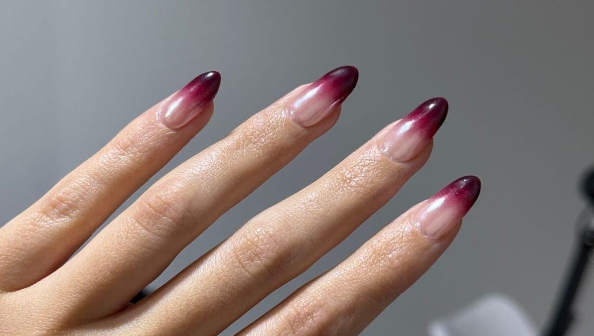 Manicura degradada en tonos rubí en Club Bae, Maipú, Región Metropolitana, CL.